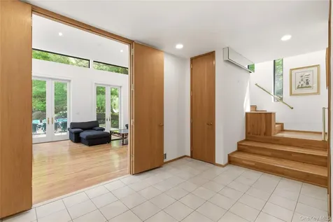 6 Deepwood Court Old Westbury NY 11568