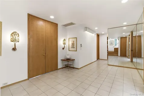 6 Deepwood Court Old Westbury NY 11568