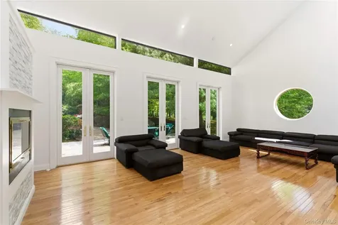 6 Deepwood Court Old Westbury NY 11568