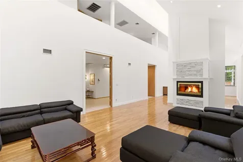 6 Deepwood Court Old Westbury NY 11568