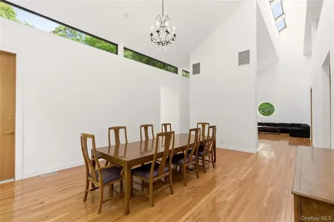 6 Deepwood Court Old Westbury NY 11568