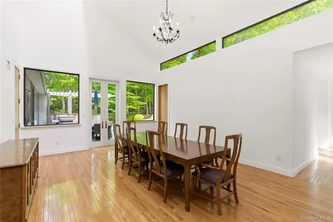 6 Deepwood Court Old Westbury NY 11568
