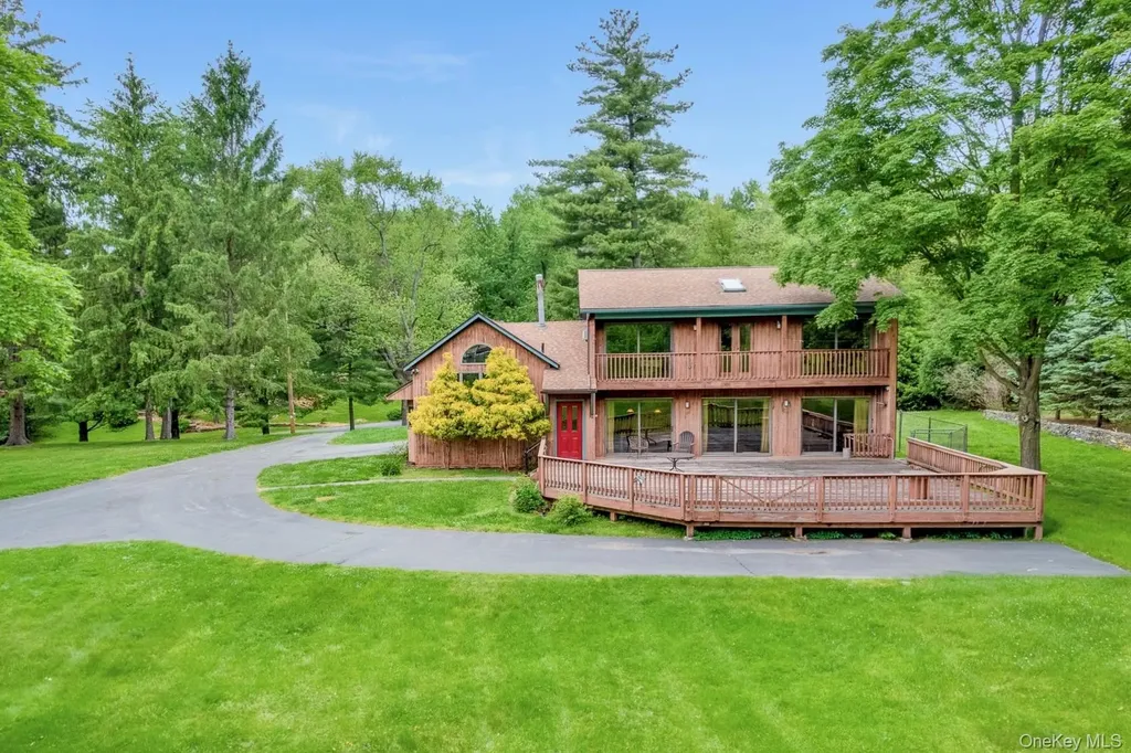 8 Kingwood Park Poughkeepsie NY 12601