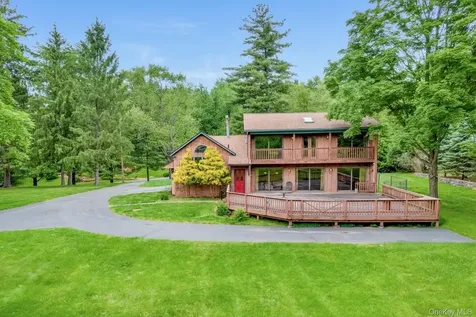 8 Kingwood Park Poughkeepsie NY 12601