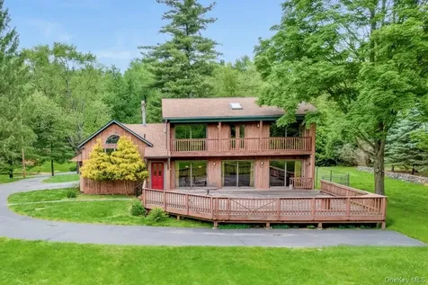 8 Kingwood Park Poughkeepsie NY 12601