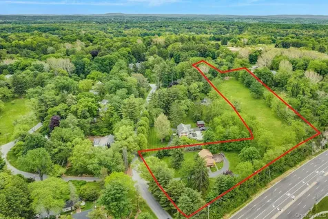 8 Kingwood Park Poughkeepsie NY 12601