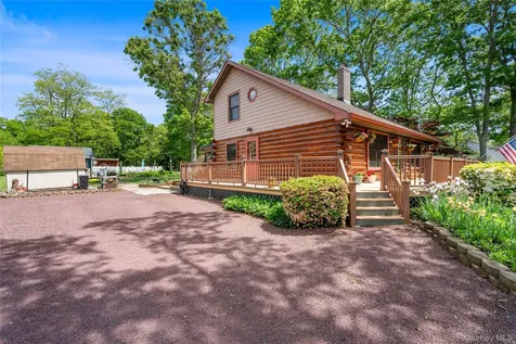 355 Woodland Avenue Manorville NY 11949