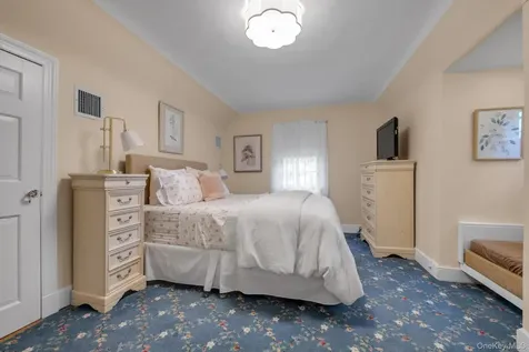 74 Litchfield Road Port Washington NY 11050