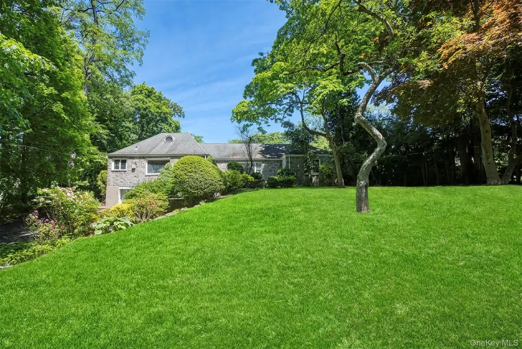 49 The Birches Roslyn Estates NY 11576
