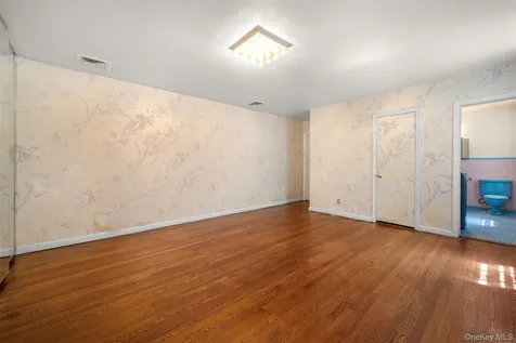 49 The Birches Roslyn Estates NY 11576