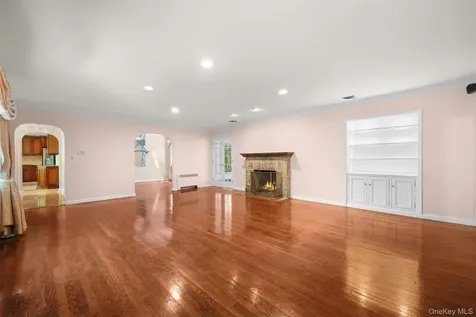49 The Birches Roslyn Estates NY 11576