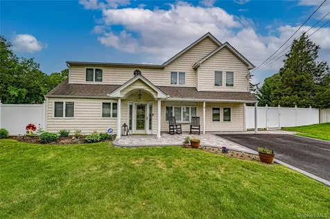 4 Country Greens Drive Holtsville NY 11742