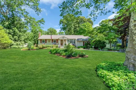 25 Del Place Hauppauge NY 11788