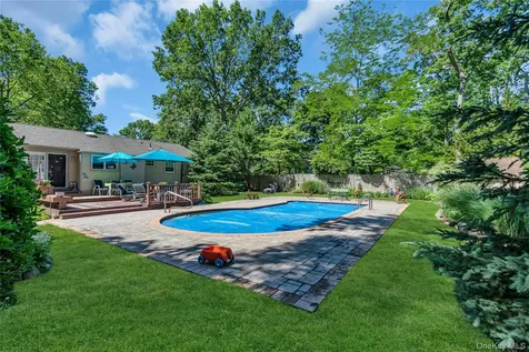 25 Del Place Hauppauge NY 11788