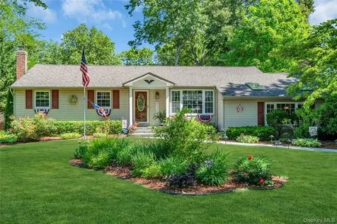 25 Del Place Hauppauge NY 11788