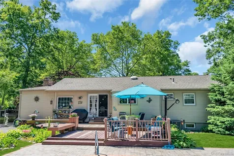 25 Del Place Hauppauge NY 11788