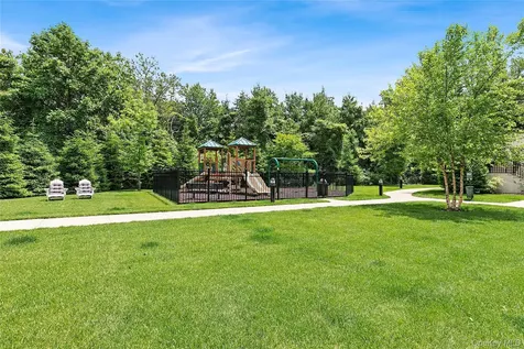 5000 Royal Court North Hills NY 11040