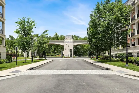 5000 Royal Court North Hills NY 11040