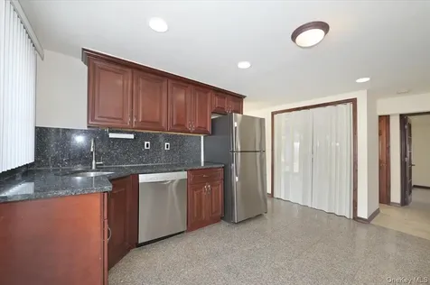 9 Cabot Rd W Massapequa NY 11758