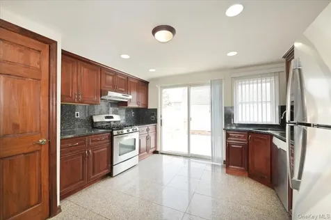 9 Cabot Rd W Massapequa NY 11758