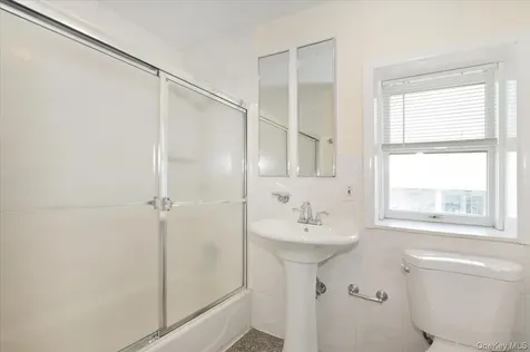 9 Cabot Rd W Massapequa NY 11758