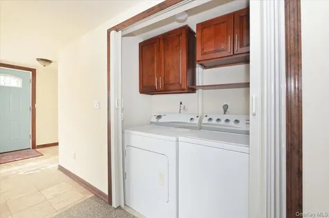 9 Cabot Rd W Massapequa NY 11758