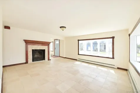 9 Cabot Rd W Massapequa NY 11758