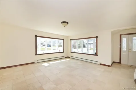 9 Cabot Rd W Massapequa NY 11758