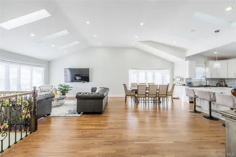 7 Dunhill Road Manhasset Hills NY 11040