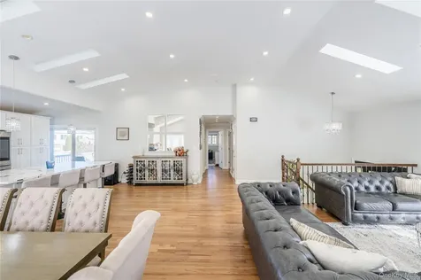 7 Dunhill Road Manhasset Hills NY 11040