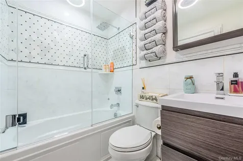 7 Dunhill Road Manhasset Hills NY 11040