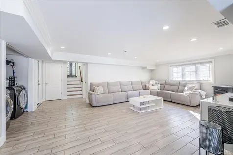 7 Dunhill Road Manhasset Hills NY 11040
