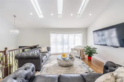 7 Dunhill Road Manhasset Hills NY 11040