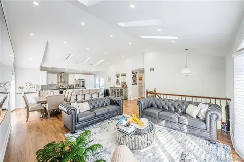 7 Dunhill Road Manhasset Hills NY 11040