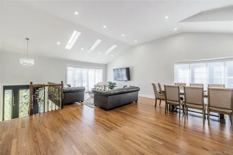 7 Dunhill Road Manhasset Hills NY 11040