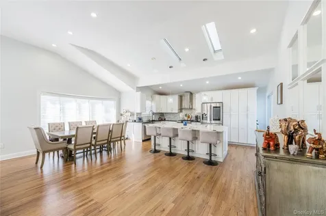 7 Dunhill Road Manhasset Hills NY 11040