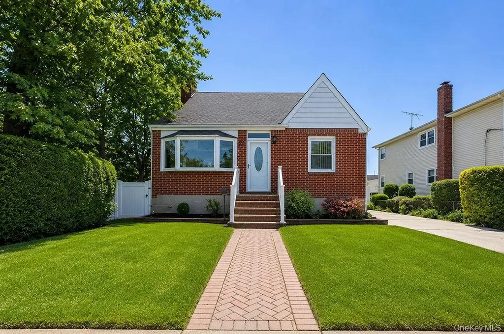 27 Alice Court East Rockaway NY 11518