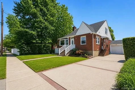 27 Alice Court East Rockaway NY 11518