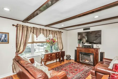 93 Gilroy Avenue Uniondale NY 11553