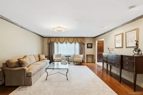 119 Plainview Road Woodbury NY 11797