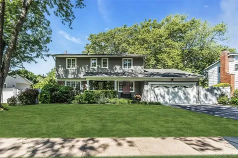 20 Lancia Drive East Norwich NY 11732
