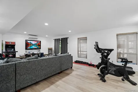 39 Chestnut Lane Woodbury NY 11797
