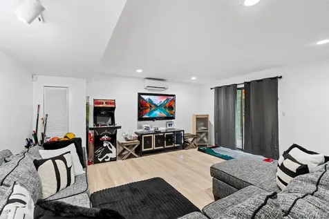 39 Chestnut Lane Woodbury NY 11797
