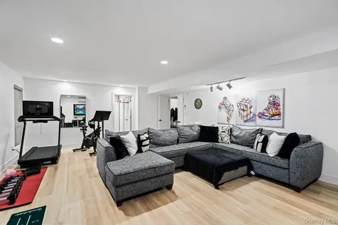 39 Chestnut Lane Woodbury NY 11797