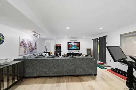 39 Chestnut Lane Woodbury NY 11797