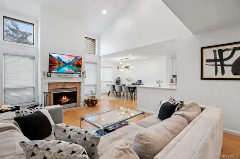 39 Chestnut Lane Woodbury NY 11797