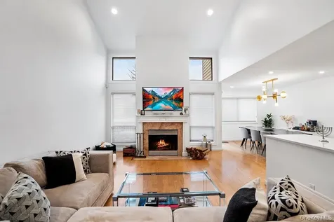 39 Chestnut Lane Woodbury NY 11797