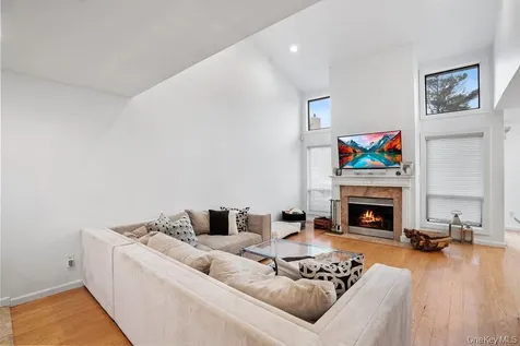 39 Chestnut Lane Woodbury NY 11797