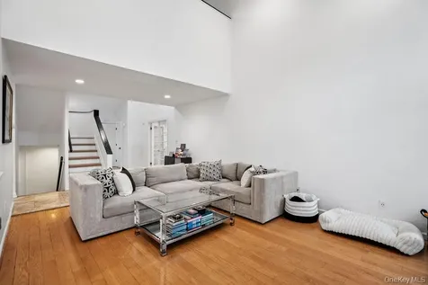 39 Chestnut Lane Woodbury NY 11797