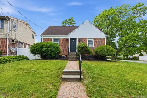 646 Macon Place Uniondale NY 11553